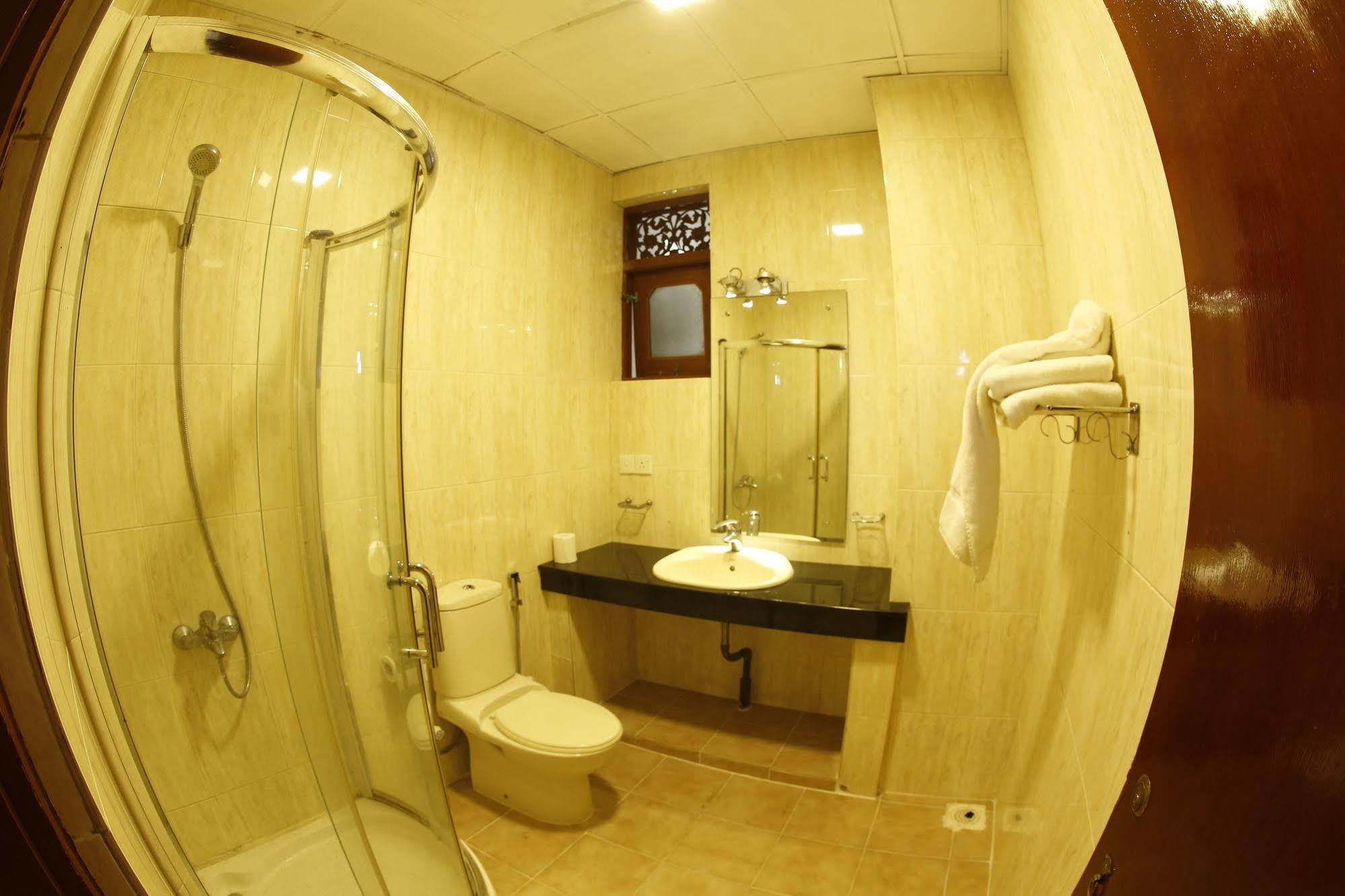 The Reef Beach Hotel Negombo Exterior photo